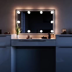 Coiffeuse Lilli Blanc LED -Magasin de meubles d3adf4f2ea444257a64730563ac8897e